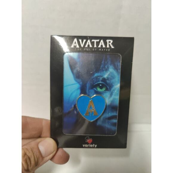 Avatar The Way of Water Variety Childrens Heart Lapel Pin 1" Gold & Blue - Picture 2 of 7
